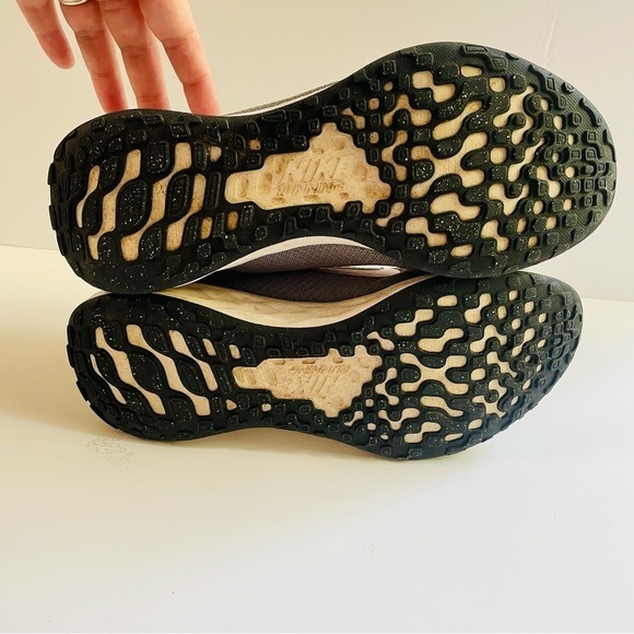 Nike Gray and Pink Athletic Sneaker Size 9.5 - Picture 8 of 8